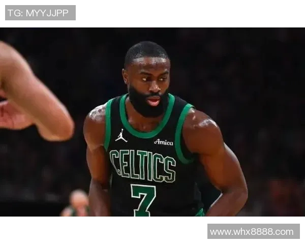 杰伦布朗首节狂砍15分展现强大攻击力助球队掌控比赛节奏