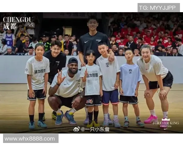 詹姆斯重温青春岁月与高中队友合影穿橄榄球队服引发回忆